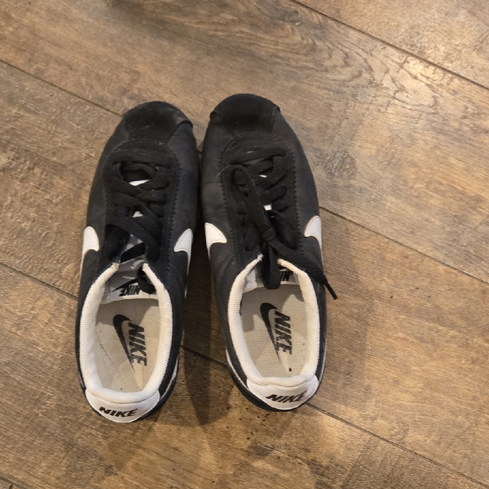 Nike Women's Black and White Sneakers